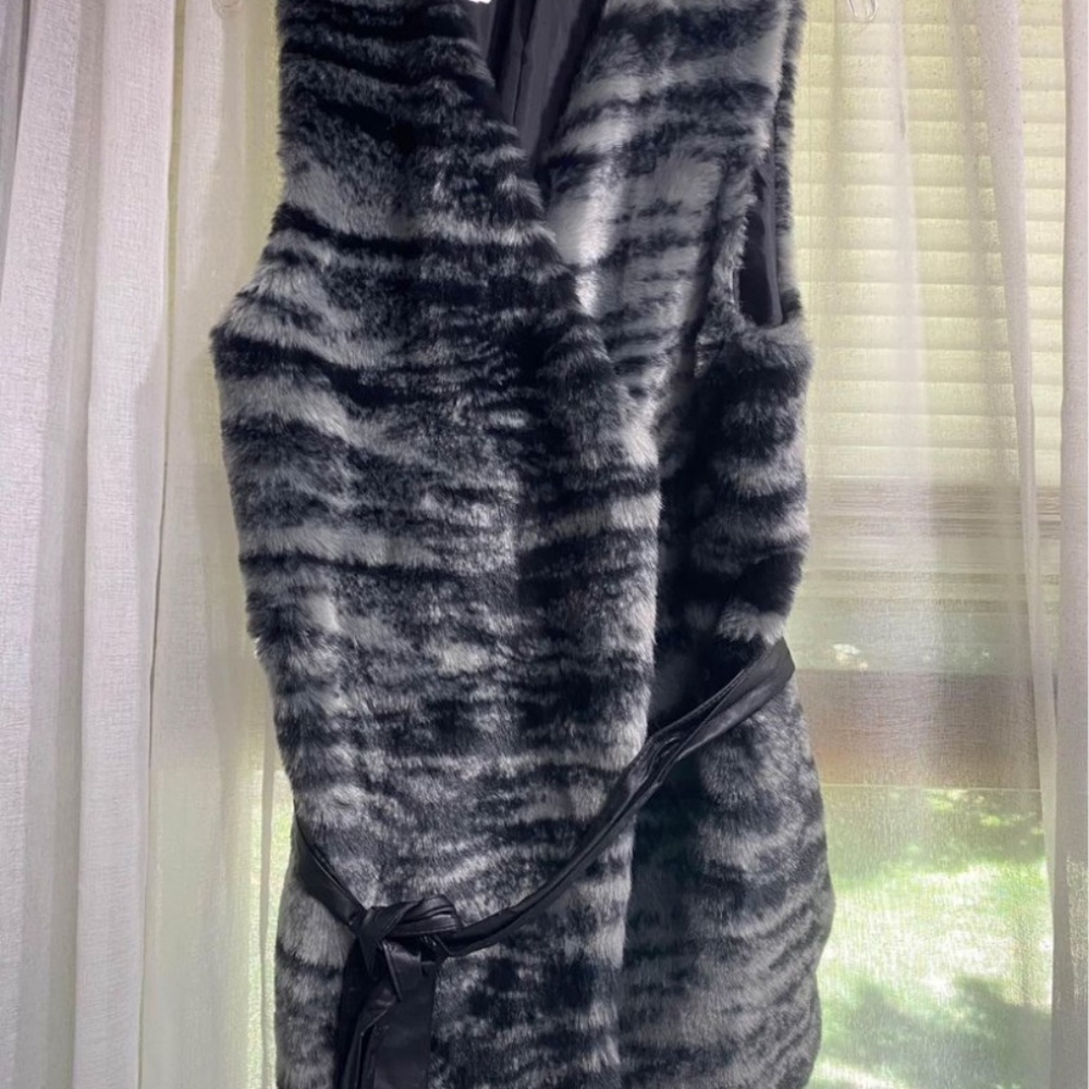 Forever 21 Faux Fur Belted Vest